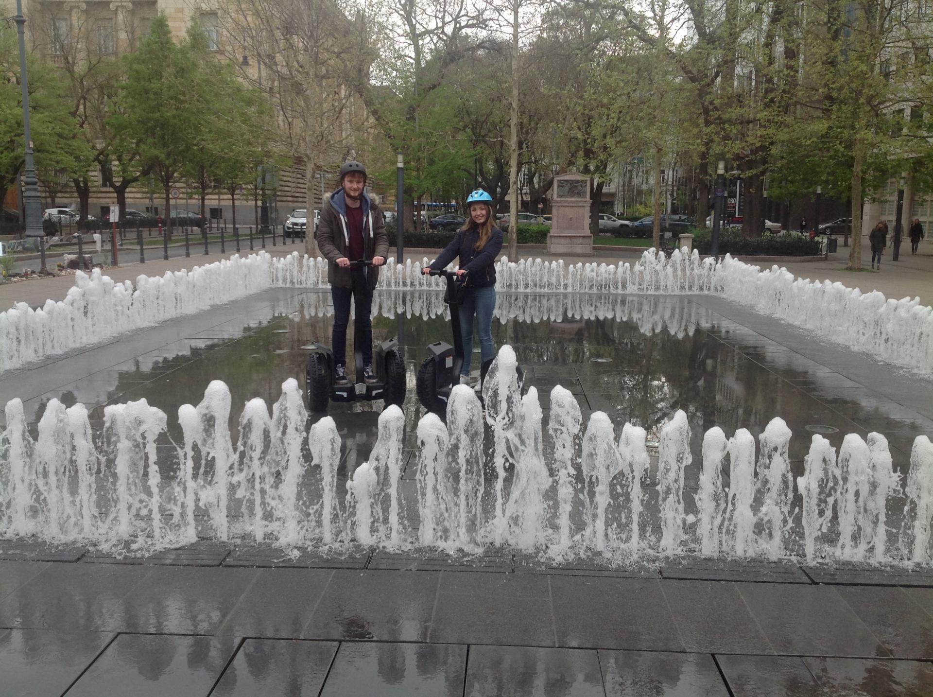 Elektromos kétkerekűvel a Szabadság téren